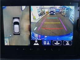 シフトをR（後退）にするとバックカメラ＋上から車を見下ろしたかのような全方位カメラが起動し、駐車をサポートしてくれます★