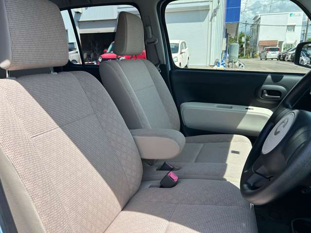 運転席は使用感などなく綺麗な状態です！匂いなど気になる方は是非ご来店ください！