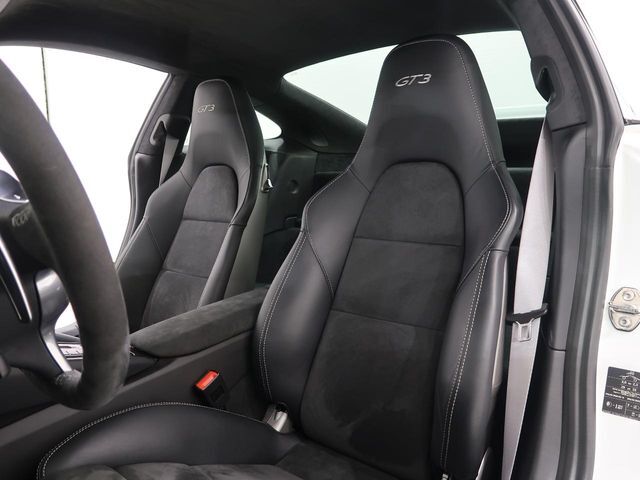 シートについても状態良く維持されている個体です。オートステージでは専用のシート生地をガードするコーティングもご用意してります。是非お申し付け下さい。