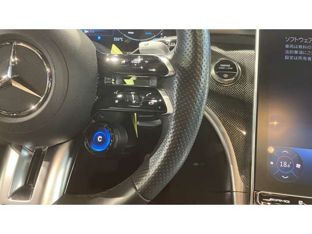 ウィンカー内蔵ドアミラーを開発したのは『メルセデス・ベンツ』です。他車からの視認性が高まり、事故の可能性を低減させています。更に、点灯部分はドライバーの視界に入らないように設計されています。