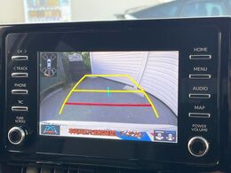 【バックカメラ】駐車時に後方がリアルタイム映像で確認できます。大型商業施設や立体駐車場での駐車時や、夜間のバック時に大活躍！運転スキルに関わらず、今や必須となった装備のひとつです！