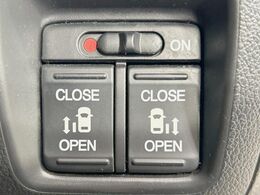 【両側パワースライドドア】スマートキーや運転席のスイッチで後席両側スライドドアの開閉が可能♪電動だから力を入れてドアを開ける必要が無く、小さなお子様でも簡単に開け閉めでき快適です♪