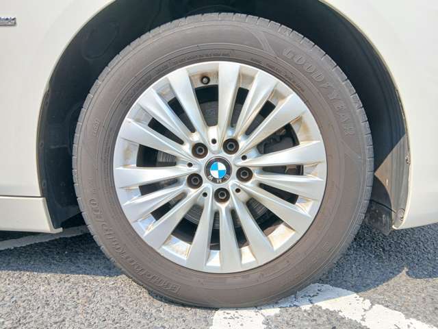 お客様に安心のお車選びをお手伝いできるよう弊社では多数の資格保有者が在籍しております。