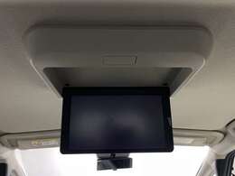 【後席モニター（フリップダウンモニター）】後部座席からも、DVDや映画・ライブ映像など様々な動画が楽しめドライブが退屈しません！※機種によって接続できる映像が異なります。