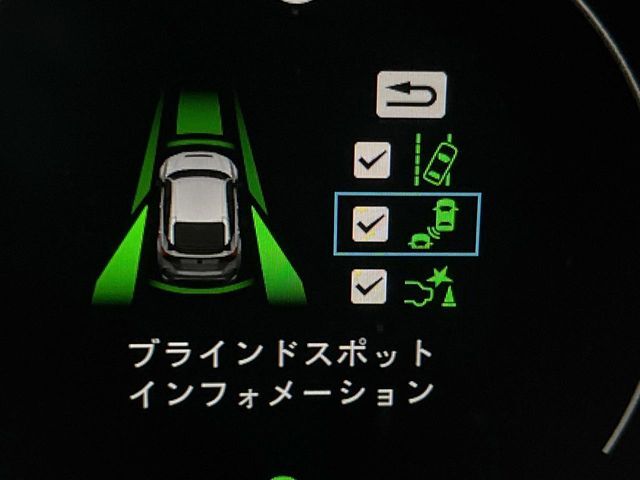 【ブラインドスポットインフォメーション】走行中、ドアミラーの死角になりやすい箇所に後続車が接近するとサイドミラー付近に警告を表示、ドライバーに注意喚起をしてくれます。