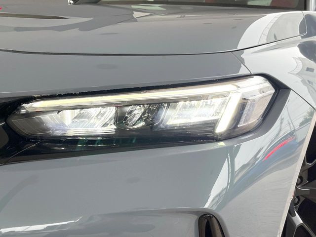 【LEDヘッドライト】悪天候や夜間走行時も良好な視界を確保し安心して運転できる高輝度LEDヘッドライトを装備！点灯速度が早く、消費電力も抑えられています。
