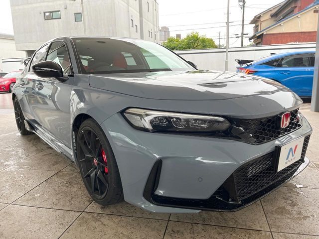 大好評のボディコーティング「弾スプラッシュコート」もご納車までに施工可能。通常のガラスコートと異なる、耐久年数6年の無機質ガラスコーティングが、ボディをキレイな状態に保ってくれます。