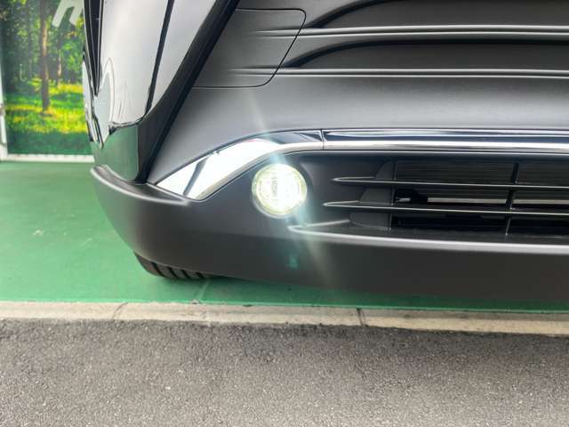 ■親切・丁寧な接客をお約束■　初めてお車のご購入を検討されている方や、お車についてあまり詳しくない方にも分かりやすい接客を心掛けております。女性営業スタッフも在籍！購入に不安がある女性の方もぜひ♪