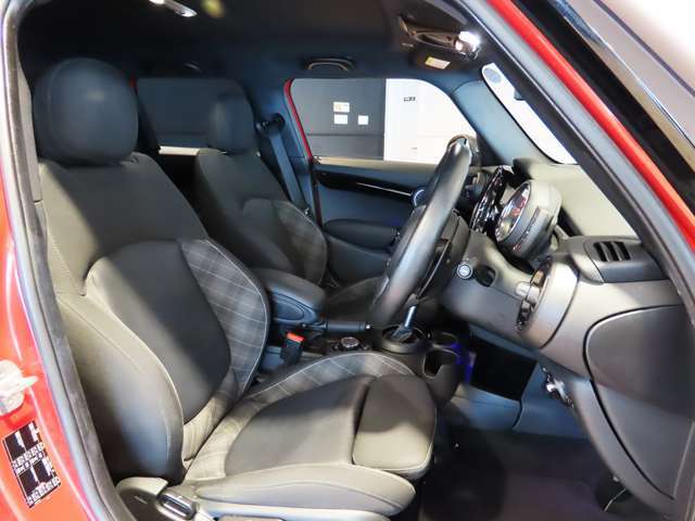 シートやステップもきれいな状態です。前席シートヒーター装備