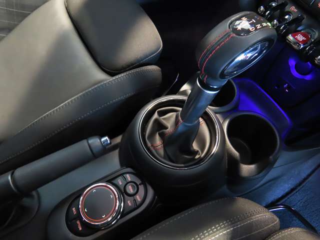 MTモード付6速AT/シフト回り清潔な状態です。