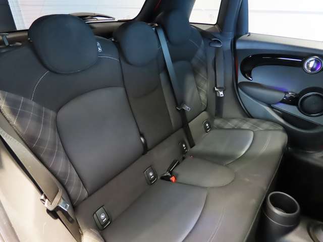 リアシートも良好な状態です。