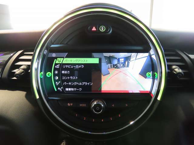 8.8インチ純正タッチパネルHDDナビ。バックカメラの映像は鮮明です。障害物センサーは音と画面上のグラフィックで確認できます。