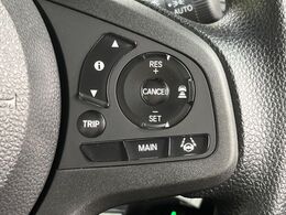 【アダプティブクルーズコントロール】高速道路での長距離走行が楽に！！自動で速度を保つクルーズコントロールが、衝突軽減システムと連携し、前方の車両を感知して車間を保つように速度調節してくれます！！