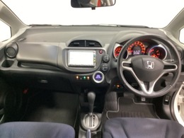 車内は光触媒抗菌消臭施工済です。インパネ周りはスタイリッシュなデザインです。グローブボックスやカップホルダーのほかにトレーなどたくさんの収納スペースが付いています。