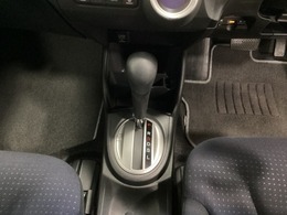 CVT車のセレクトレバーです。低速から高速まで、変速ショックのないスムーズな走りを実現するとともに、エンジン効率のよい領域を維持することで燃費にも貢献します。