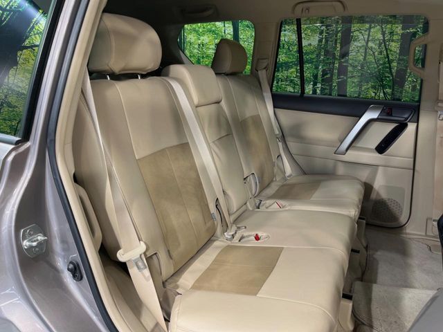 後部座席も気になるようなキズ・汚れやへたり等、大きなダメージはなく、良好な状態です。