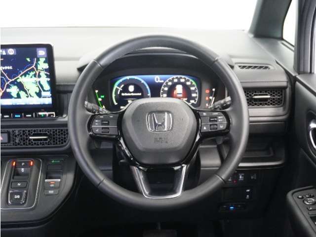 【Honda SENSING】 カメラ等装置で精度の高い検知能力を発揮、安全運転を支援します。ステアリング上のコントローラーに注目！