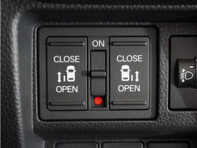 ◆両側電動スライドドア◆狭い駐車場でも乗り降りが楽々♪お子様が隣の車にドアを当ててしまう心配もございません！小さなお子様連れの方もこれで安心。