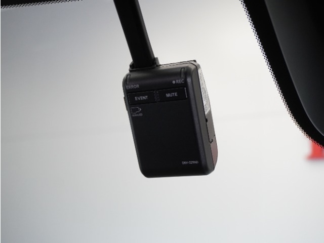 ◆ドライブレコーダー◆映像・音声などを記録する自動車用の装置です。　もしもの事故の際の記録はもちろん、旅行の際の思い出としてドライブの映像を楽しむことができます。