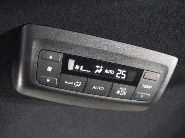 後席用エアコンの操作パネルも装備されており、同乗者の方もお好みの温度で快適なドライブをお楽しみいただけます。