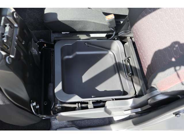 助手席シートにはシートアンダーBOX装備ちょっとした収納に便利です。