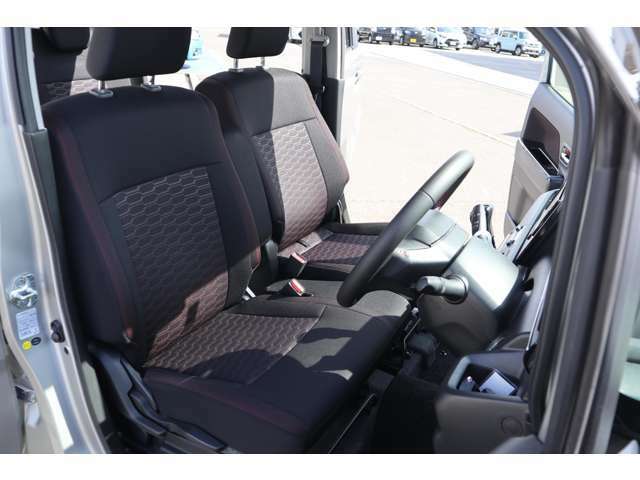 運転席シートにはシートリフター機能を装備お好みのシートポジションにできます。