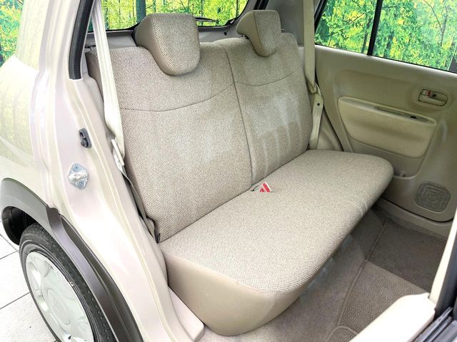 後部座席も気になるようなキズ・汚れやへたり等、大きなダメージはなく、良好な状態です。