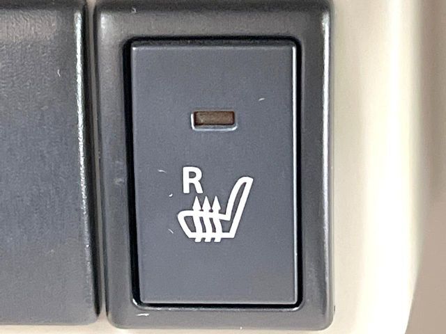 【シートヒーター】寒い日に重宝するシートヒーター！エアコンより早く温まってくれるので寒がりの人も安心ですね♪エアコンの温風は乾燥するから苦手、という方にもをおすすめです。