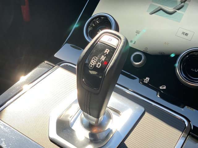 【シフトレバー】ガン式のシフトレバーを採用したA/T　細かく制御された変速によりスムーズなドライビングをサポート。ショックもなく低速から高速域まで快適なドライブを提供します。