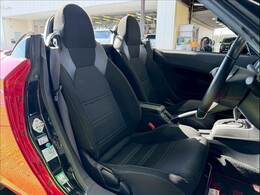 各種ブランドのシートカバーの取り扱いもございます。また、弊社オリジナルフロアマットもご用意しております。自慢の愛車をアレンジしてみてはいかがでしょうか。