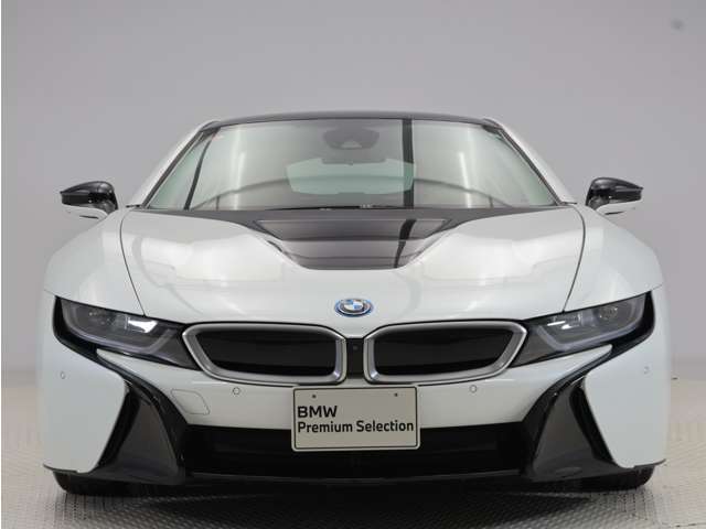 ♪BMWの代名詞といえるキドニー・グリル、一目でそれと分かる精悍な顔立ち。ホフマイスターキンクやキャラクターラインと呼ばれる側面デザインにより前傾姿勢を強調したスタイルは、走りを重視したBMWならでは