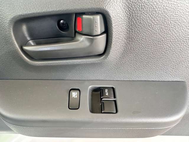運転席・助手席ともにパワーウィンドウです！