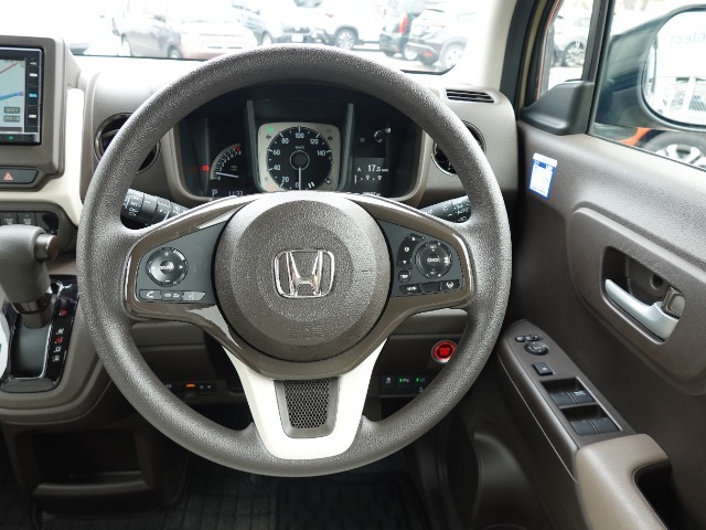 テレスコピック＆チルトステアリング前後/上下に位置を調節できるハンドルを、Hondaの軽自動車で初めて採用しました。