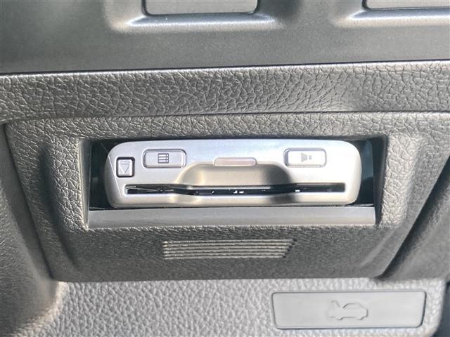 【CARMATEドライブレコーダー】走行中の車内外を360°撮影することができるので、通常のドラレコでは撮りきれない横方向からの突然の飛び出しや、後方からの無理な追い抜きなども逃さず記録します。