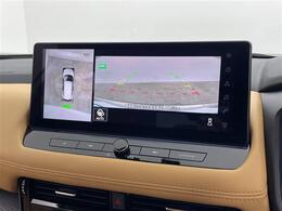 【アラウンドビューモニター】まるでクルマを真上から見下ろしたかのような視点で駐車をサポートします！クルマの斜め後ろや真横など、前後左右の4つのカメラの映像が合成されて、モニターに映し出されます。