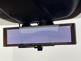 【インテリジェントルームミラー】車両後方カメラの映像をルームミラーに映すことが出来ます。 そのため、後席に人や荷物があって後方が見えづらい場合でもしっかり視界を確保することが出来ます。