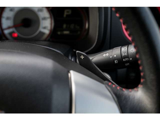 運転席の各種スイッチ類。安全補助装置など、わからない部分ございましたら、丁寧に説明いたします。安心してお乗りだし可能ですよ♪