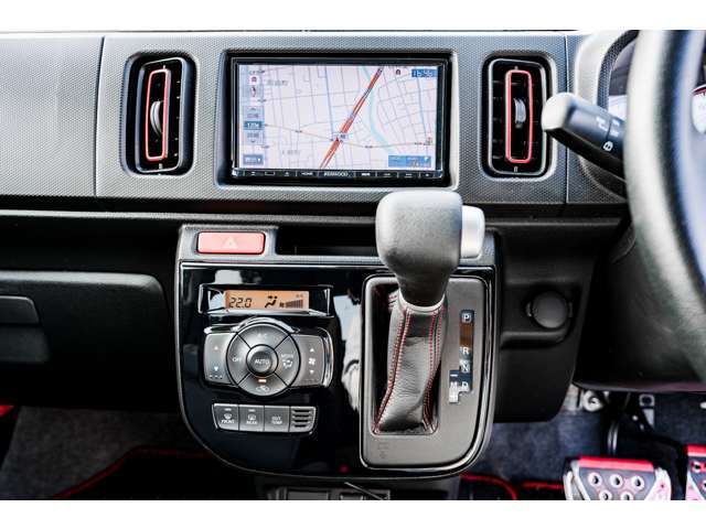 シフトレバー・その周辺となります。操作性の良い運転席回りですので、