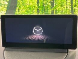 【8.8インチマツダコネクト】車内の雰囲気にマッチした大型のディスプレイ。スマホ接続でのナビ使用やBluetooth再生等、様々な機能が楽しめます。直感的なダイヤル操作が可能で、使い勝手も良好です。