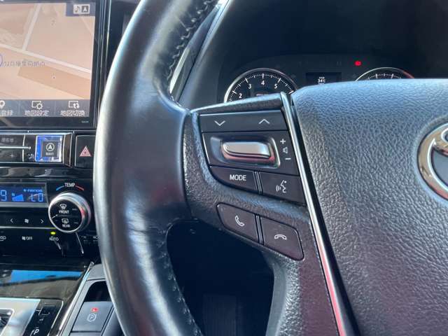 ステアリングから手を離さずに様々な機器の操作が可能です！！