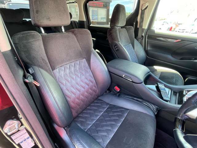 運転席は8ウェイパワーシートで最適な位置へ調整可能！　助手席は4ウェイパワーシートに電動オットマン付で心地のよい乗り心地です♪運転席はメモリーシートになってます！