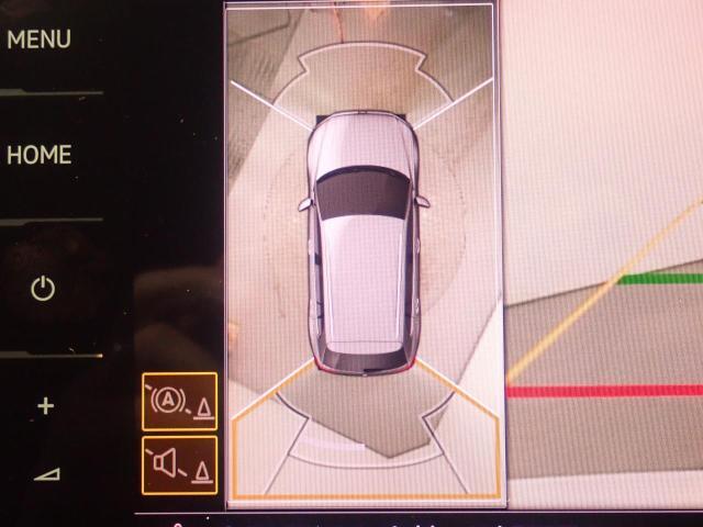 バックモニター+アラウンドビューモニター付きで真上から見た様な画像がモニターで見る事が可能、狭い駐車場や死角の障害物も確認でき、とっても安心です。