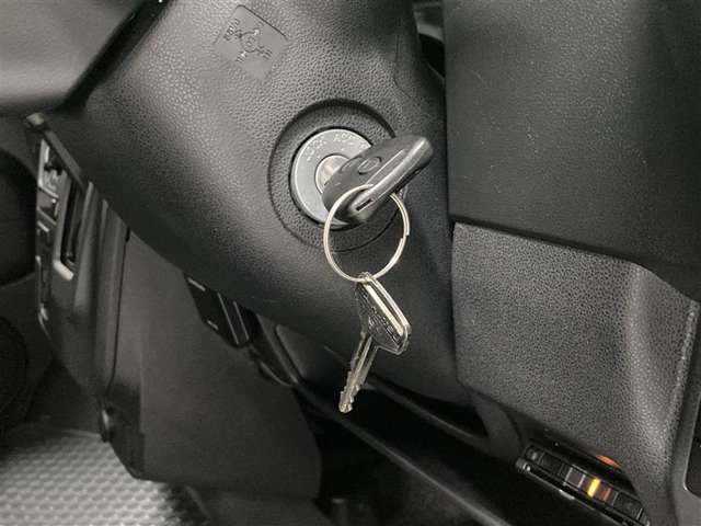 リモコンキーのため、リモコン部分のボタンをワンプッシュするだけでドアの鍵の開閉が可能です。エンジン始動時はは鍵穴に刺して回します。
