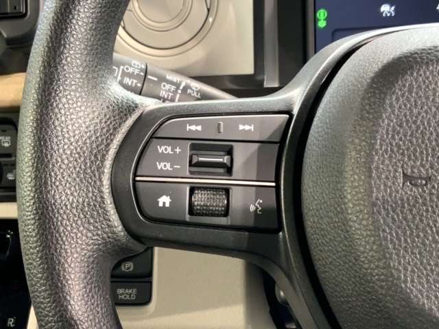 ステアリングにオーディオ操作スイッチが付いています。オーディオ画面に直接タッチしなくても操作が出来ますので、運転に集中できます。
