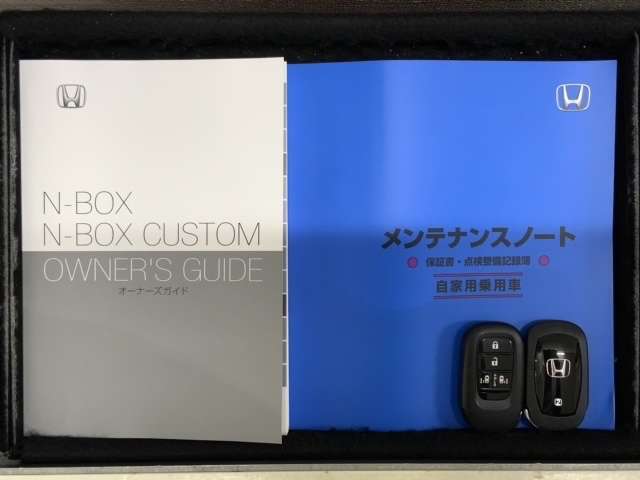 スマートキーは鍵をバッグに入れたままでもドアロックの開閉やエンジンのON・OFFができます。夜間や雨の日も鍵を探さなくて良いので便利です。
