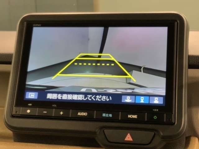 リバースギアに入れるだけで後方の表示へ切り替わります。夜間や雨の日の駐車も楽になりますよ。
