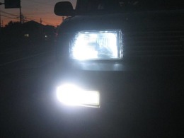 明るく綺麗に光り輝く高光度ポジションランプ＆LED4600Lmのフォグランプ点灯写真です。