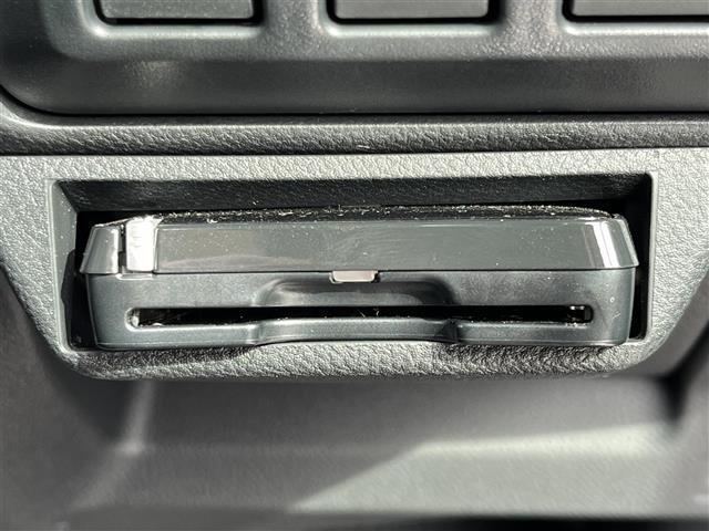 【ETC】有料道路を利用する際に料金所で停止することなく通過できる、ETC車載器（ノンストップ自動料金収受システム機器）が装備されています。セットアップを行うことで利用可能になります。