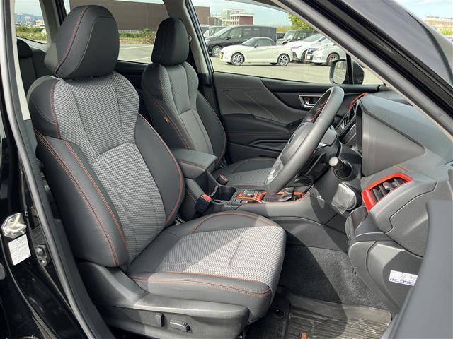 【運転席】座り心地が良いシートなので長時間の運転でも快適にお過ごしいただけます。新品のフロアマットのご注文も可能です。掲載箇所以外にご希望の写真がございましたらお気軽にお問い合わせ下さい。