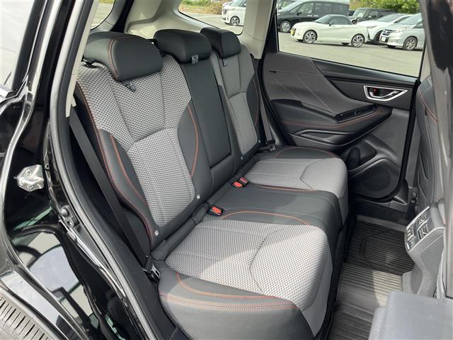 【後部座席】後席もゆったりドライブを楽しめます。内外装はプロこだわりのクリーニングで清潔なおクルマでご納車させていただきます！店舗での現車確認も承っています！